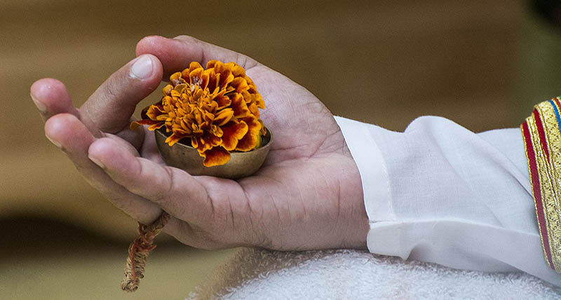 Pandit Védico durante una yagya.